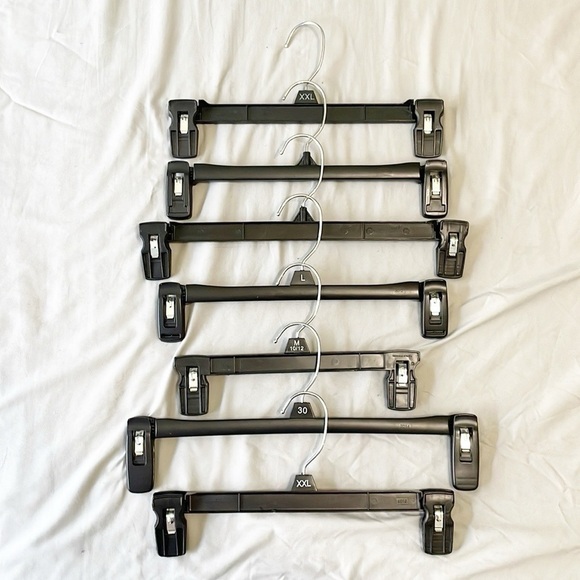 Set of 7 black plastic bottom hangers for clothes - Picture 1 of 2